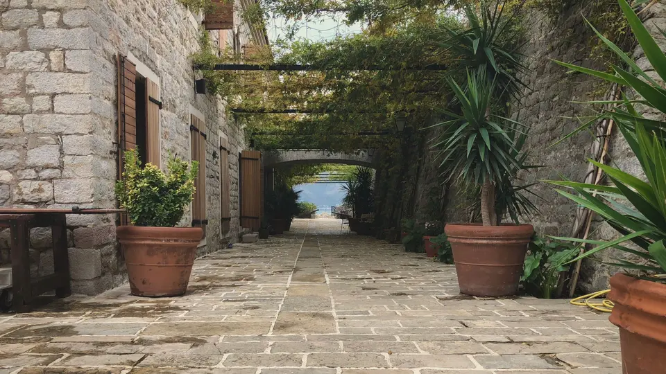 Asmalı taş avlu, sonunda deniz